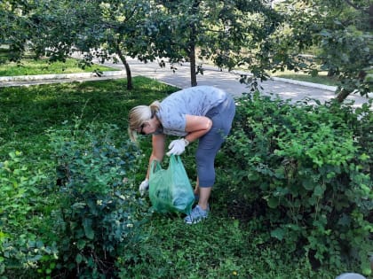 Работники Центральной районной библиотеки провели субботник в сквере им. А.К. Соловкова