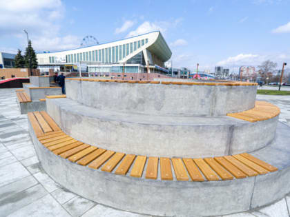 В сквере у «Юности» в Челябинске достроили амфитеатр для уличных лекций и ивентов