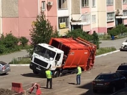 В челябинском дворе мусоровоз провалился в яму