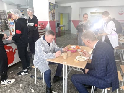 Глава города Андрей Фалейчик проверил, как организовано питание в школах
