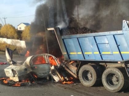 Грузовик «смял» под собой «легковушку» с цветами в Челябинской области