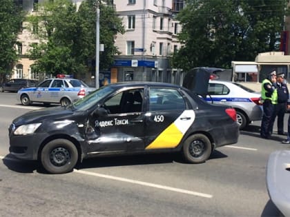 В центре Челябинска байкер влетел в машину Яндекс.Такси