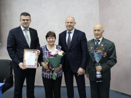 Сборную команду Калининского района наградили за 2 место в XI Спартакиаде ветеранов труда и спорта Челябинской области I группы