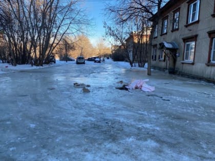 Двор на Бажова превратился в каток