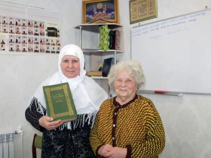 Жительница Еманжелинска Римма Ряскина подарила муфтию Челябинской и Курганской областей Ринату Раеву уникальный экземпляр Корана из личной библиотеки