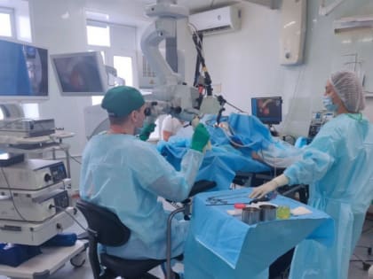 Челябинский хирург в прямом эфире удалил пациенту раковую опухоль горла без разрезов