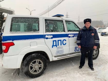 Попал в снежный плен. Южноуральский инспектор ДПС помог водителю, съехавшему в кювет