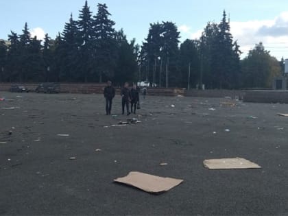 Площадь Революции в Челябинске завалена мусором после Дня города
