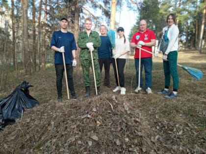 Волонтёры убрали территорию за ДК 