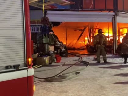 При пожаре на рынке «Восточный город» пострадали два человека
