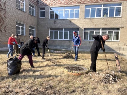 Сотрудники администрации вышли на субботник