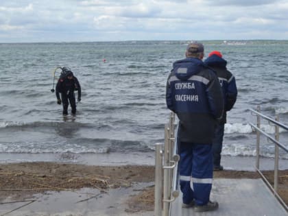 Опасный мусор подняли водолазы со дна челябинских водоёмов в районе популярных пляжей