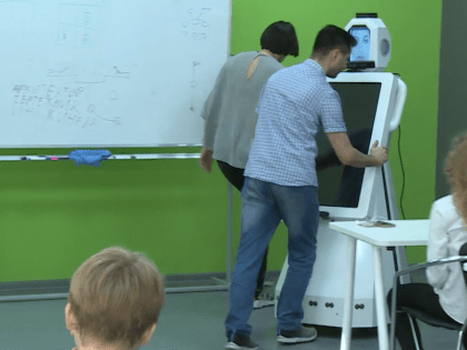 В челябинской школе урок впервые провел робот