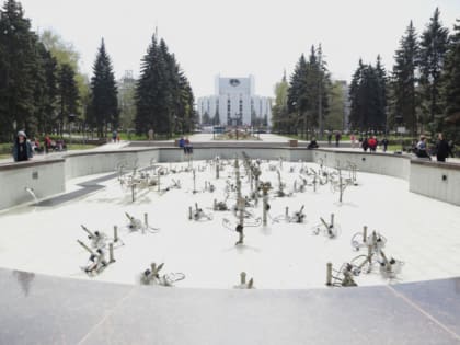 В Челябинске готовят к запуску главный светомузыкальный фонтан, а в районах заработали сухие фонтаны