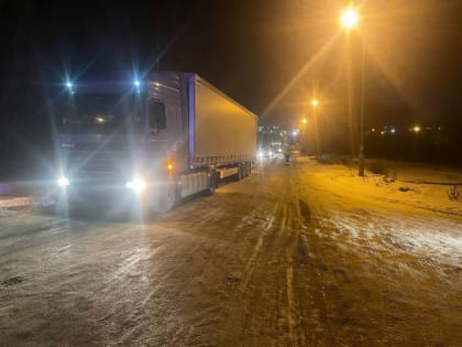 Сотрудники ГИБДД помогли водителю большегруза, который не мог заехать на горку