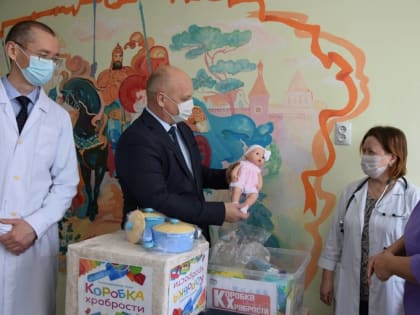 Троицкие единороссы приняли участие в благотворительной акции «Коробка храбрости»