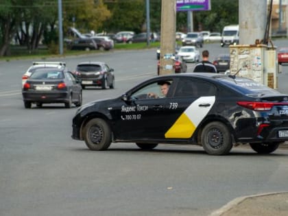 В Челябинске пассажир сбросил наркотики в салоне такси во время полицейской проверки