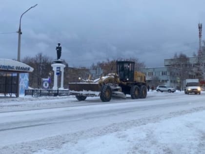 Сегодня в городе продолжается очистка дорог от снега