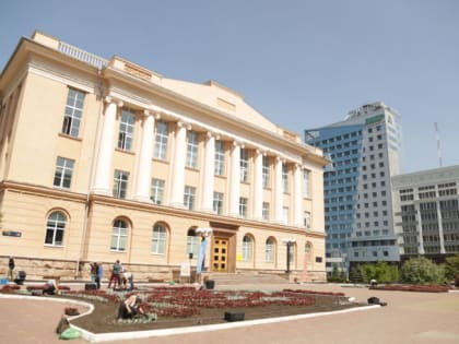 Возле главной библиотеки Челябинска высадили «цветы солнца»