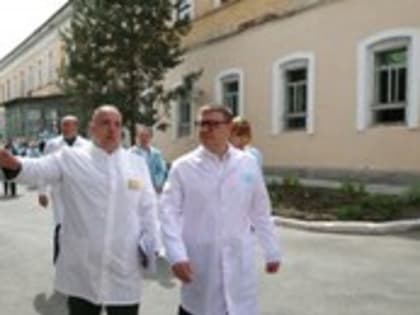 Алексей Текслер проинспектировал ход ремонта окружного военного госпиталя в Челябинске и поздравил бойцов с Днем Победы