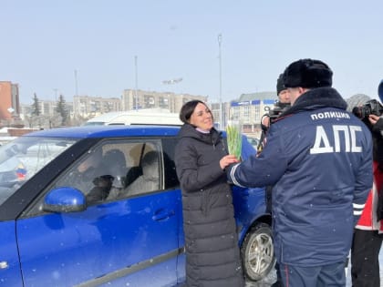 В Магнитогорске сотрудники ГИБДД в преддверии Международного женского дня провели традиционную акцию «Цветы для автоледи»