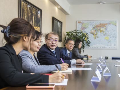 Поддерживая дружеские отношения