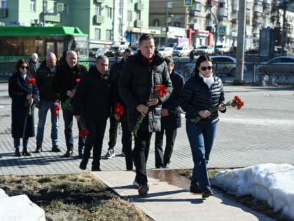 Челябинцы несут цветы, игрушки и свечи к памятнику Орленку