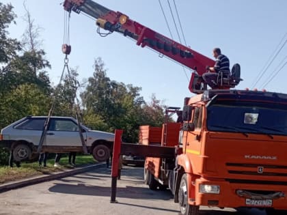 С дороги на аэропорт Челябинска эвакуировали автомобиль, рекламировавший заправку кондиционеров