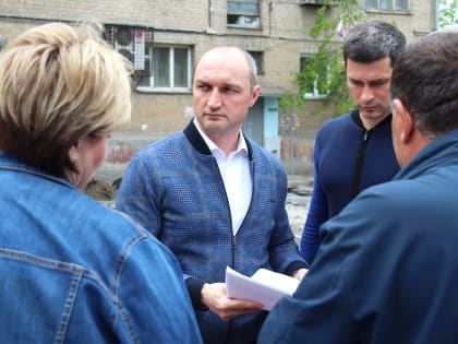 Глава района Юрий Кузнецов проверил ход работ по благоустройству дворов