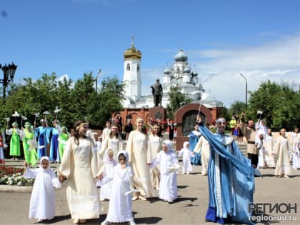 «Сошли на город лики Троицы»