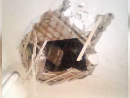 Челябинец выпал через дыру в потолке в комнату общежития
