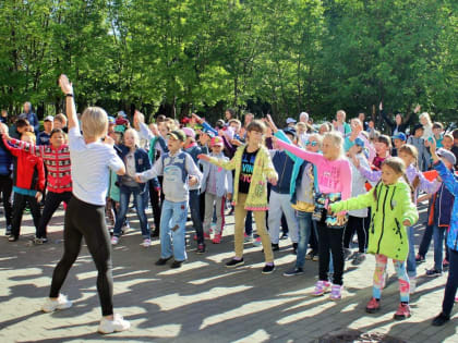 Шагай за лучшими! Зарядку со звездой вновь провели в Красноармейском районе