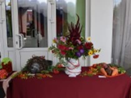 На крыльце ДК «Октябрь» состоялось открытие районной выставки- конкурса цветов, плодов, овощей