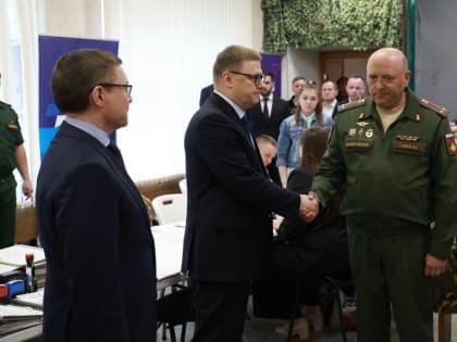 Полномочный представитель Президента РФ в Уральском федеральном округе Владимир Якушев и губернатор Челябинской области Алексей Текслер ознакомились с работой пункта отбора на воен