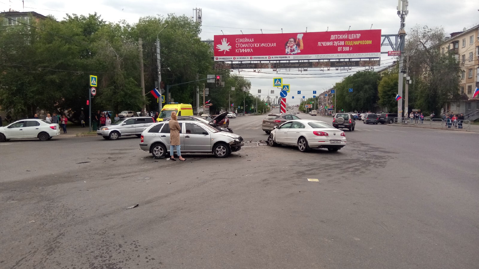 Ленинск челябинск. Авария Барбюса Дзержинского Челябинск 10.06.2021. Авария в Ленинском районе на Дзержинского Челябинске. Авария в Ленинском районе Челябинск. ДТП Барбюса Дзержинского.