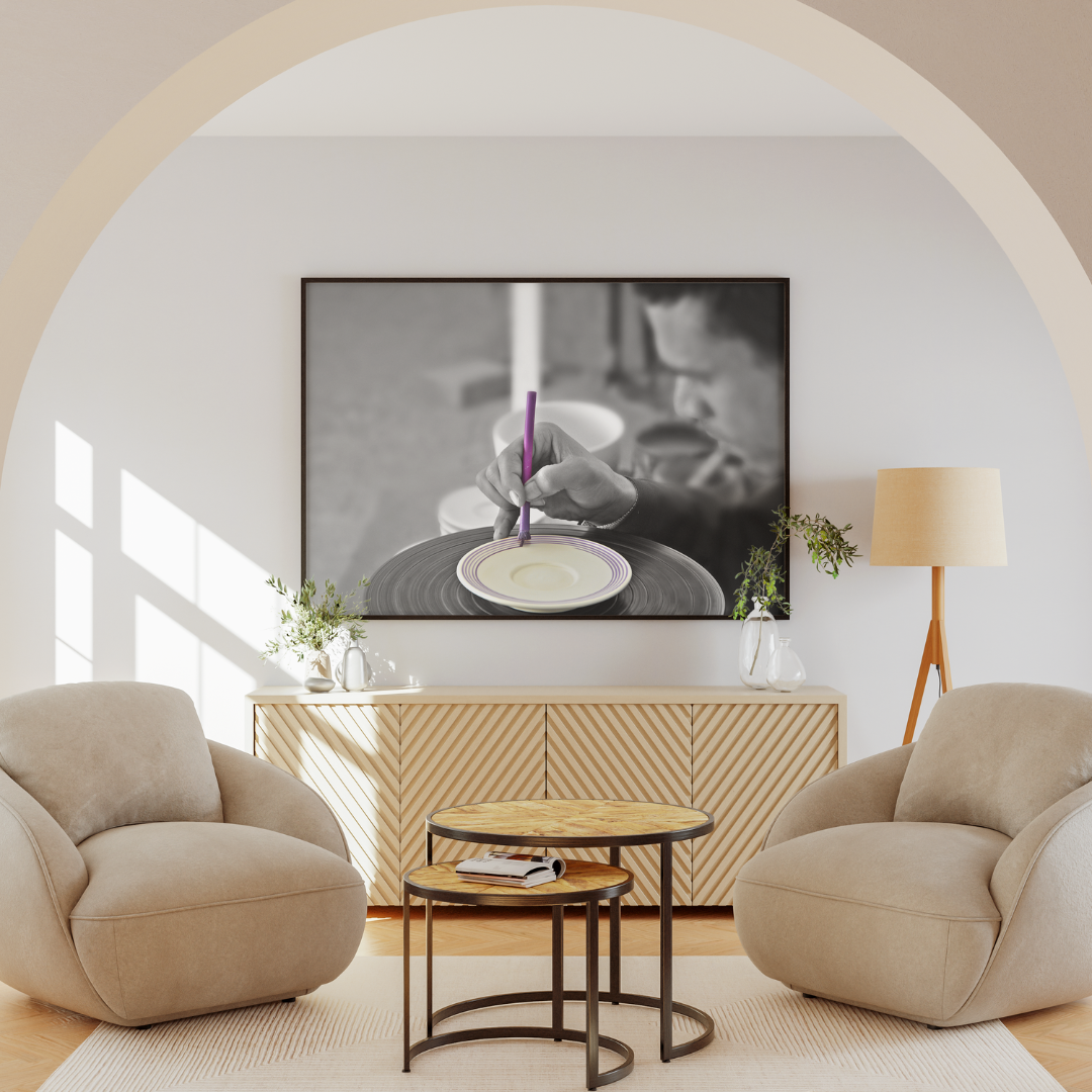 L'Artisanat en Mouvement : Rayures Violettes sur Céramique