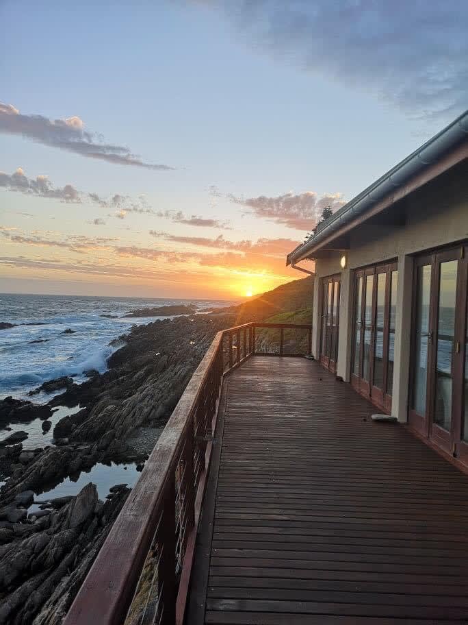 Rugged Eastern Cape coastline at Eersterivierstrand beach