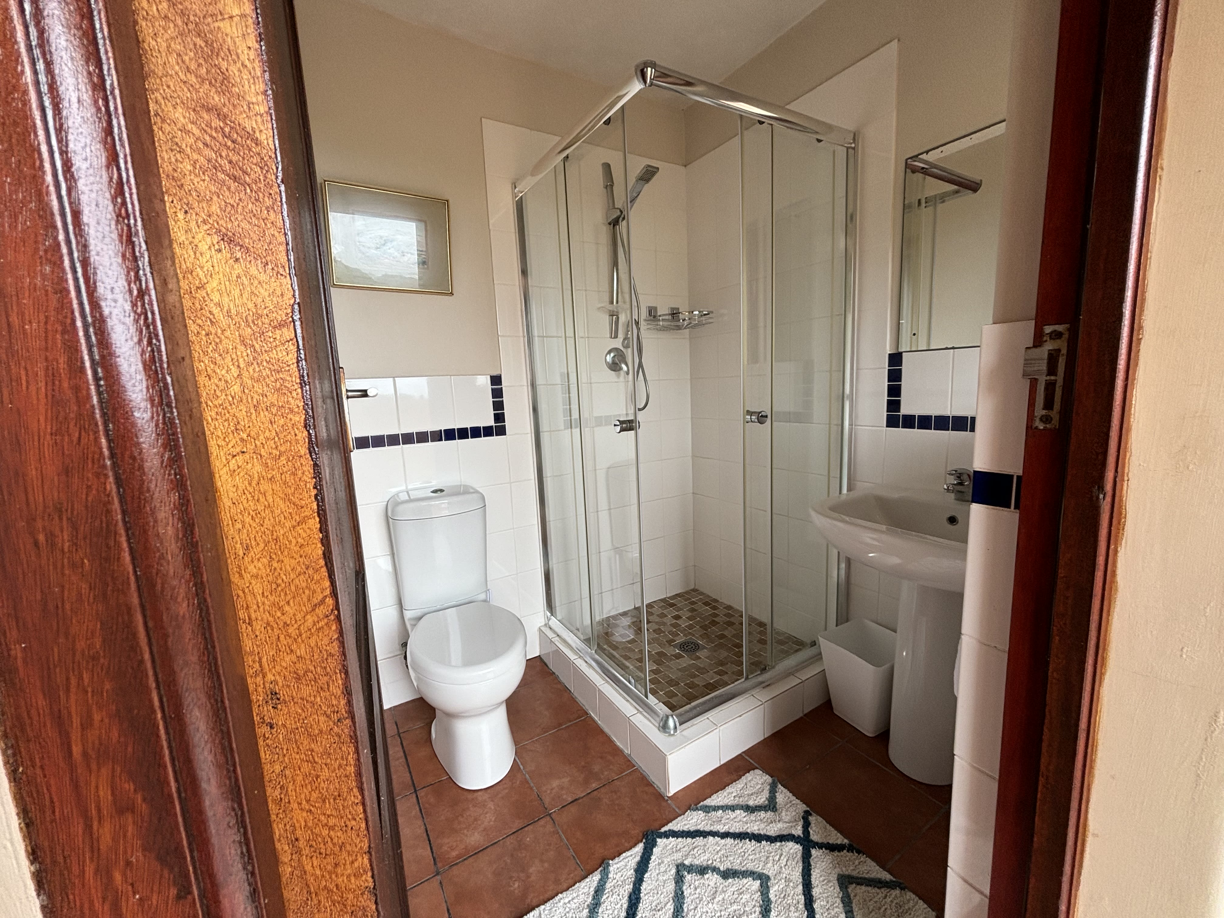 En-suite shower bathroom in The Artist Room, On The Rocks Villa Eersterivierstrand