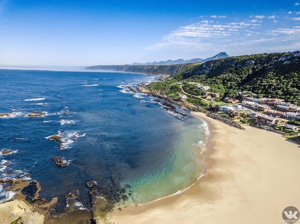 Tidal rock pools teeming with marine life at Eersterivierstrand beach