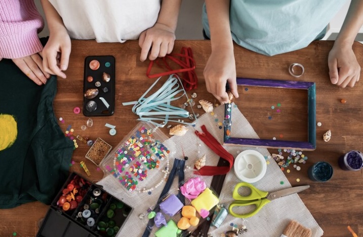 Aktivitas Kreatif Anak Cewek dengan Tema Busana Muslim: DIY Aksesoris Hijab yang Seru dan Cantik 😍💞