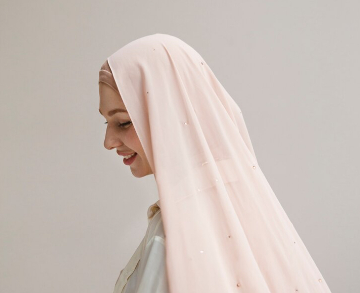 Hijab Gampang Geser? Ini Trik Biar Tetap Nempel Tanpa Banyak Jarum