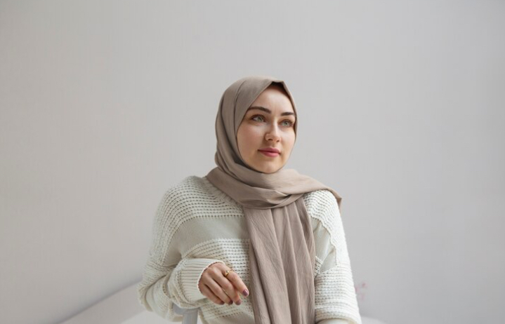Motif Ramai vs. Warna Polos: Hijab Favoritmu Apa?