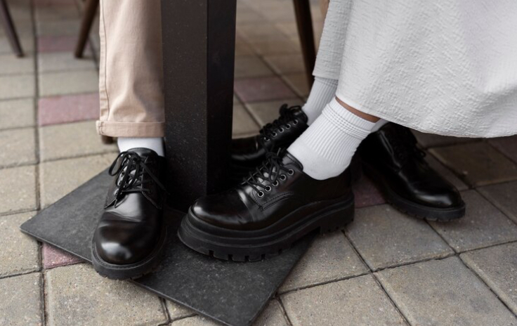 Sneakers atau Sandal? Pilihan Alas Kaki Hijaber Gen Z yang Stylish & Nyaman