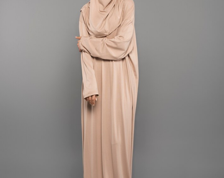 Gamis vs Tunik: Dua Gaya Muslimah, Dua Vibes Berbeda