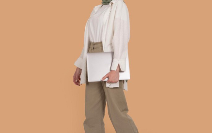 Fashion Remix: 5 Cara Pakai Kemeja Putih yang Nggak Bikin Bosen