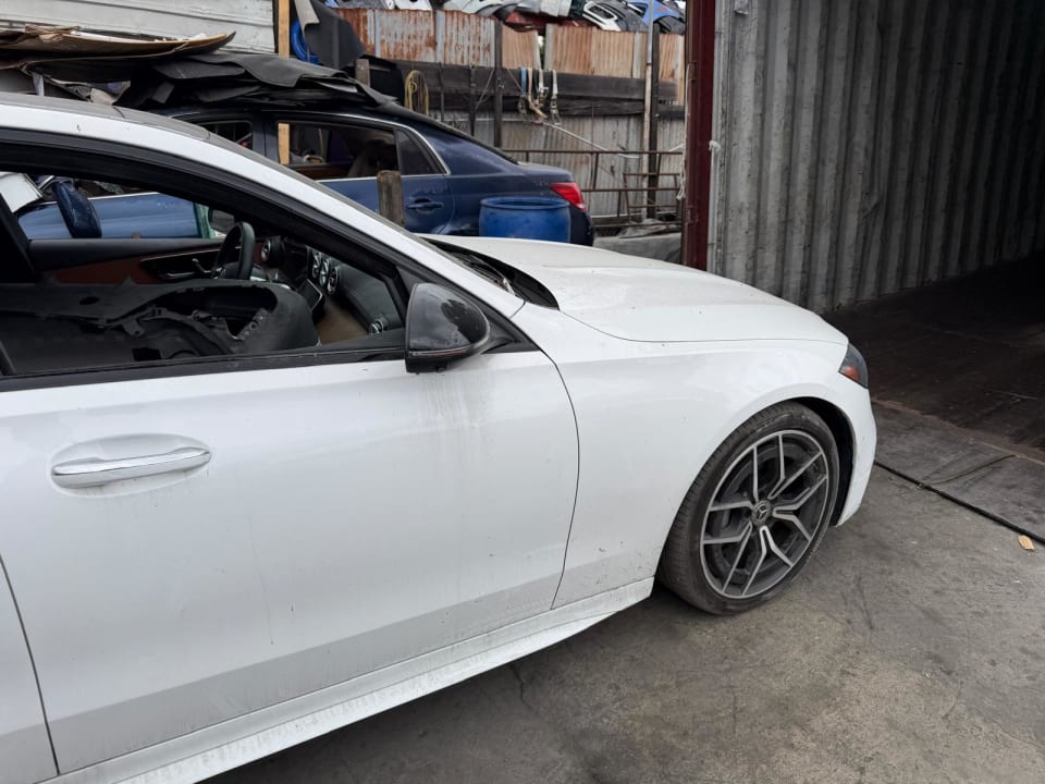 Mercedes Benz c300 2025