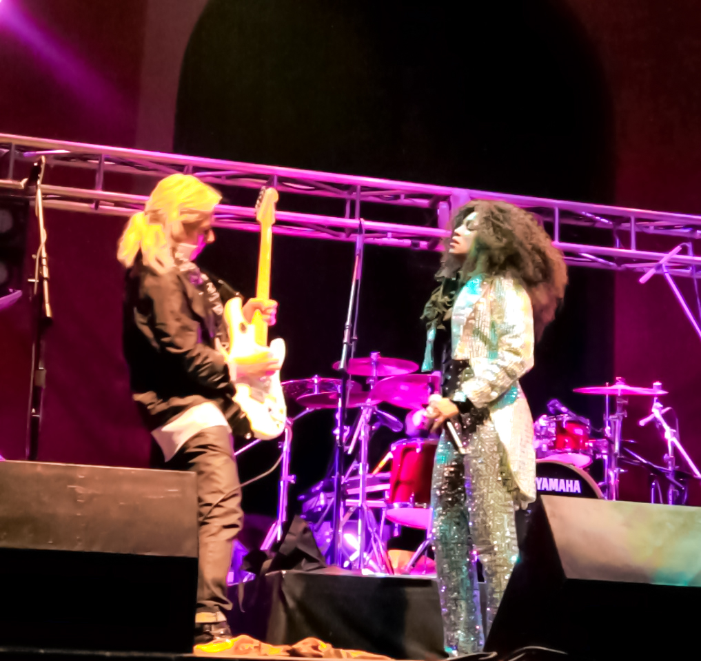 Zaina Juliette live with band