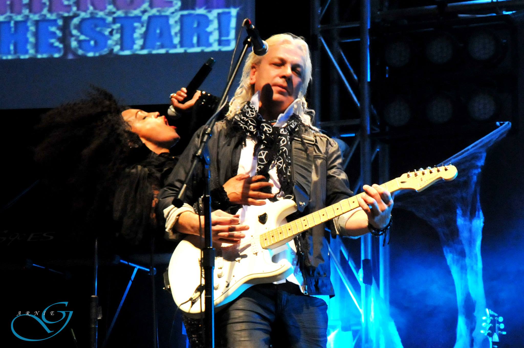 Zaina Juliette live with band
