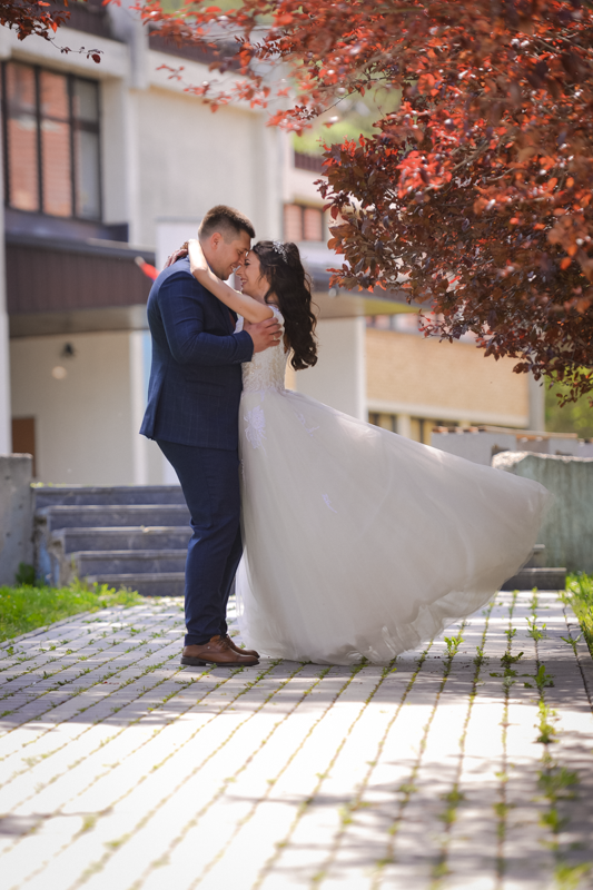 mladenci plešu u parku