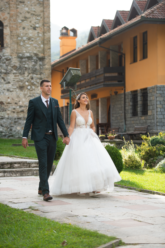 mladenci hodaju kod manastira